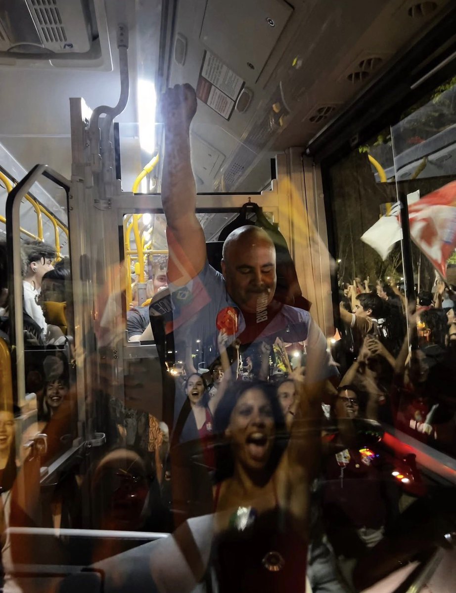 cantodabaleia's tweet photo. lutar com gente que acredita na educação, na saúde, na moradia digna, na ciência e na garantia de direitos básicos me lembra q n importa o tamanha da guerra, mas por quem e pra quem escolho lutar. esses registros me lembraram isso e mt por isso me emocionaram tanto https://t.co/M4DVo7MizY