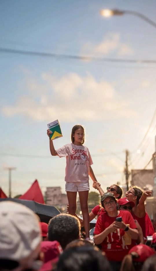 cantodabaleia's tweet photo. lutar com gente que acredita na educação, na saúde, na moradia digna, na ciência e na garantia de direitos básicos me lembra q n importa o tamanha da guerra, mas por quem e pra quem escolho lutar. esses registros me lembraram isso e mt por isso me emocionaram tanto https://t.co/M4DVo7MizY