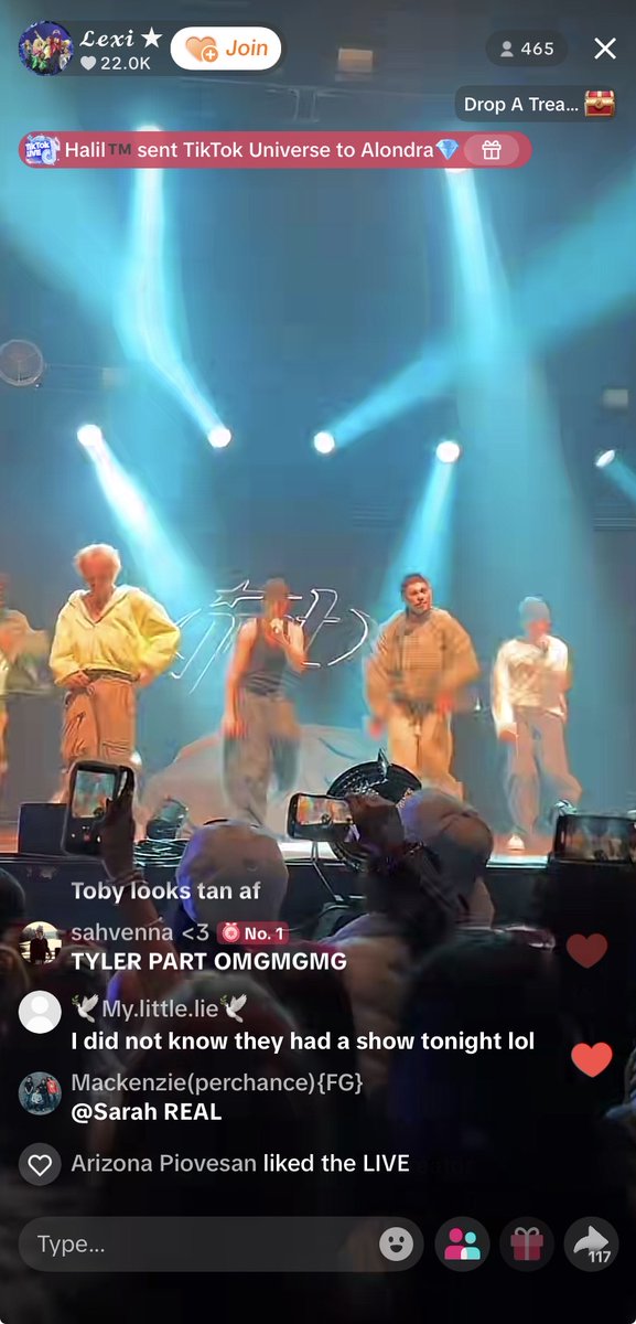 SkylineMeadows's tweet photo. Someone in the Kylie show crowd is live streaming it the crowd was loud as fuck and then there was 470 people in the live watching and when I tell you 100 people left after they left the stage yeah JYT is a star and we’re watching their star grow fast https://t.co/6fG9Lx74la