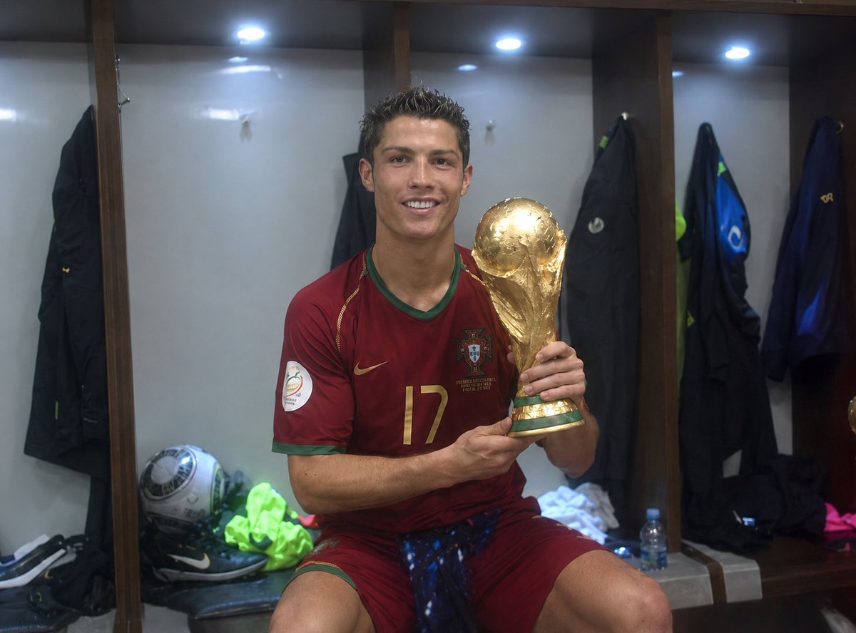 ogalterego's tweet photo. الناس اللي بتتريق على صورة كريستيانو وفاكرينها Ai
انا جايبلكم صور من الارشيف تنشلكم من الضلال
مفيش حاجة اسمها ايطاليا ٢٠٠٦
اسمها البرتغال ٢٠٠٦ صدقوني https://t.co/932BudSbtS