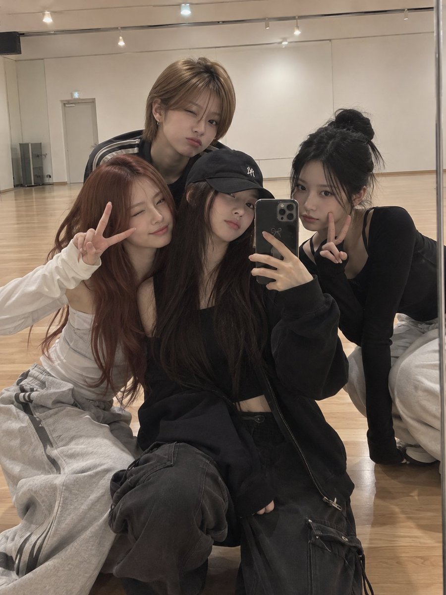 JUNAMJH_offcl's tweet photo. #JUNAPIC

👽: 걸파워 팀! 🌟
많이 많이 기대해 줘!! 🤭
서리 × 주나 × 민주 × 민지 파이팅~~~~ 🗣️🗣️🗣️🗣️

@bind_seori @kim_minju_Ofc @ETOILEaether
#JUNA #주나
#Moonie #문이 https://t.co/O1VfeiISZ3
