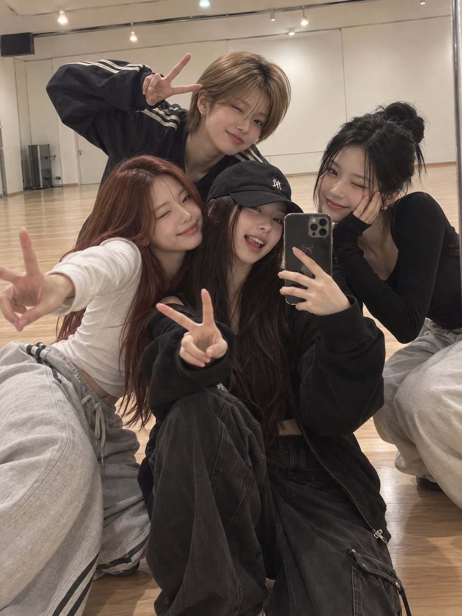 JUNAMJH_offcl's tweet photo. #JUNAPIC

👽: 걸파워 팀! 🌟
많이 많이 기대해 줘!! 🤭
서리 × 주나 × 민주 × 민지 파이팅~~~~ 🗣️🗣️🗣️🗣️

@bind_seori @kim_minju_Ofc @ETOILEaether
#JUNA #주나
#Moonie #문이 https://t.co/O1VfeiISZ3