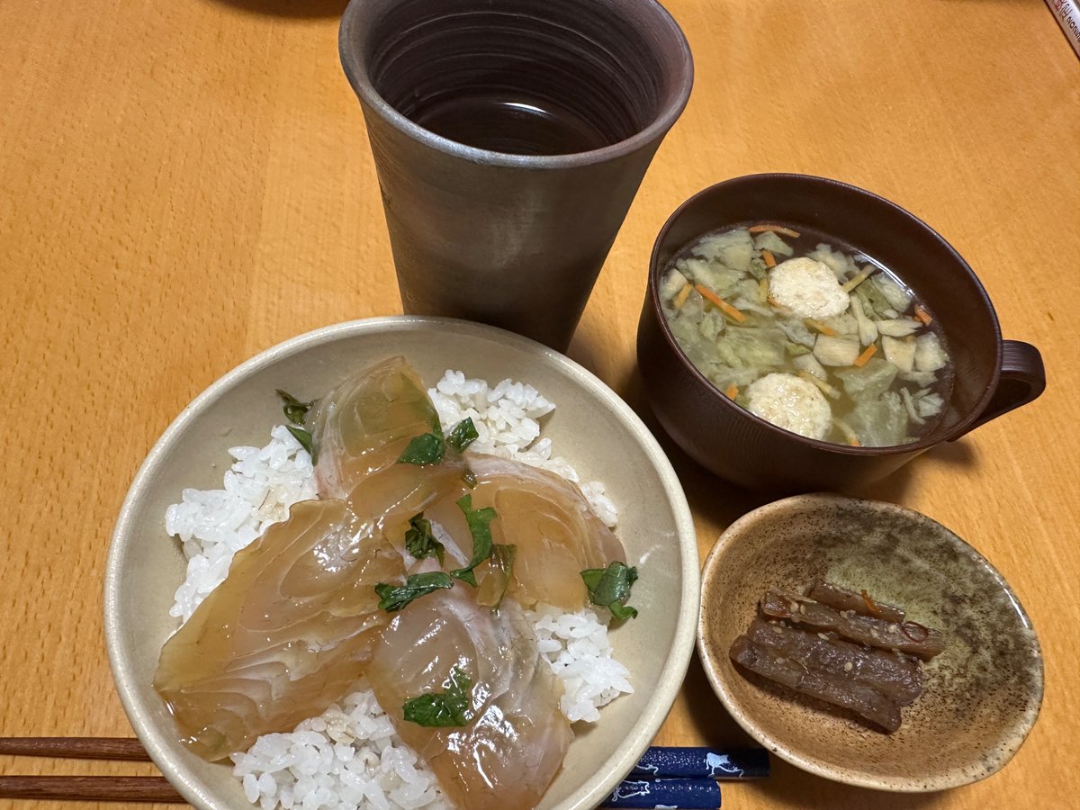 relearning_ABC's tweet photo. 朝食は＂鯛の漬け丼＂🐟🐟
朝活後、すぐいただけるように昨夜の内から仕込んでおきました。

学生の頃、アルバイト先で教えてもらった特製出汁が鯛に染み込んで、めっちゃ美味しかったです😋😋

さぁ、今日は３連休の最終日‼️
ＴｏＤｏリストの達成に向けて、午前中からガンガン飛ばしていくぜよ💪💪 https://t.co/tzMTiSXT3R