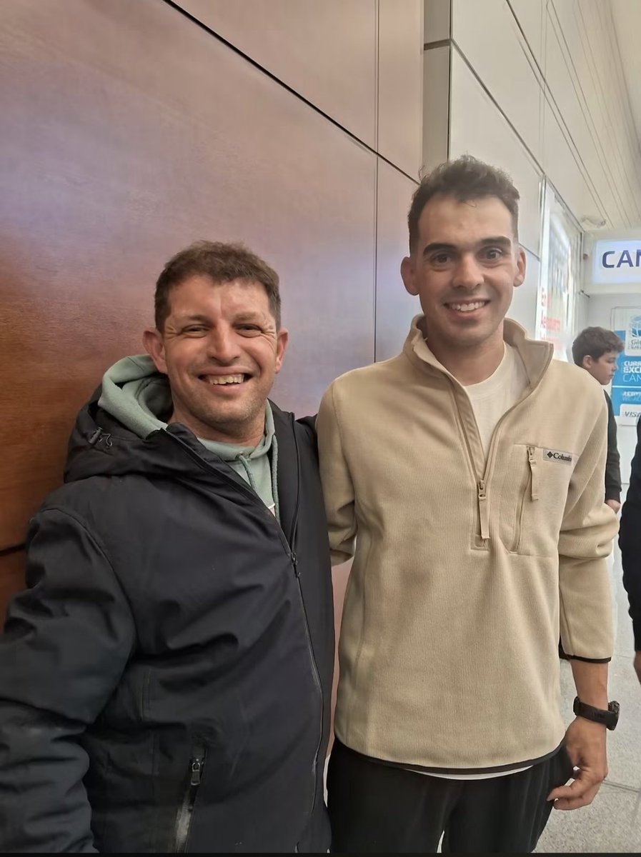elingereduardo's tweet photo. Angelito Altez, personaje entrañable de nuestro Maldonado.
Fanático del Deporte,desde niño acompaña transmisiones deportivas y viaja a alentar o a recibir como en este caso (llegada hace minutos Aeropuerto)al Gran Ciclista Uruguayo el Fernandino Tomy Silva Coussan.
#Vida
#Simple https://t.co/f8xS5y6W8x