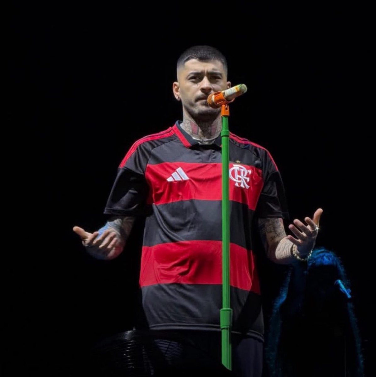 tracklist's tweet photo. Zayn usa camisa do Flamengo durante show em São Paulo. https://t.co/vXKfOdezoN