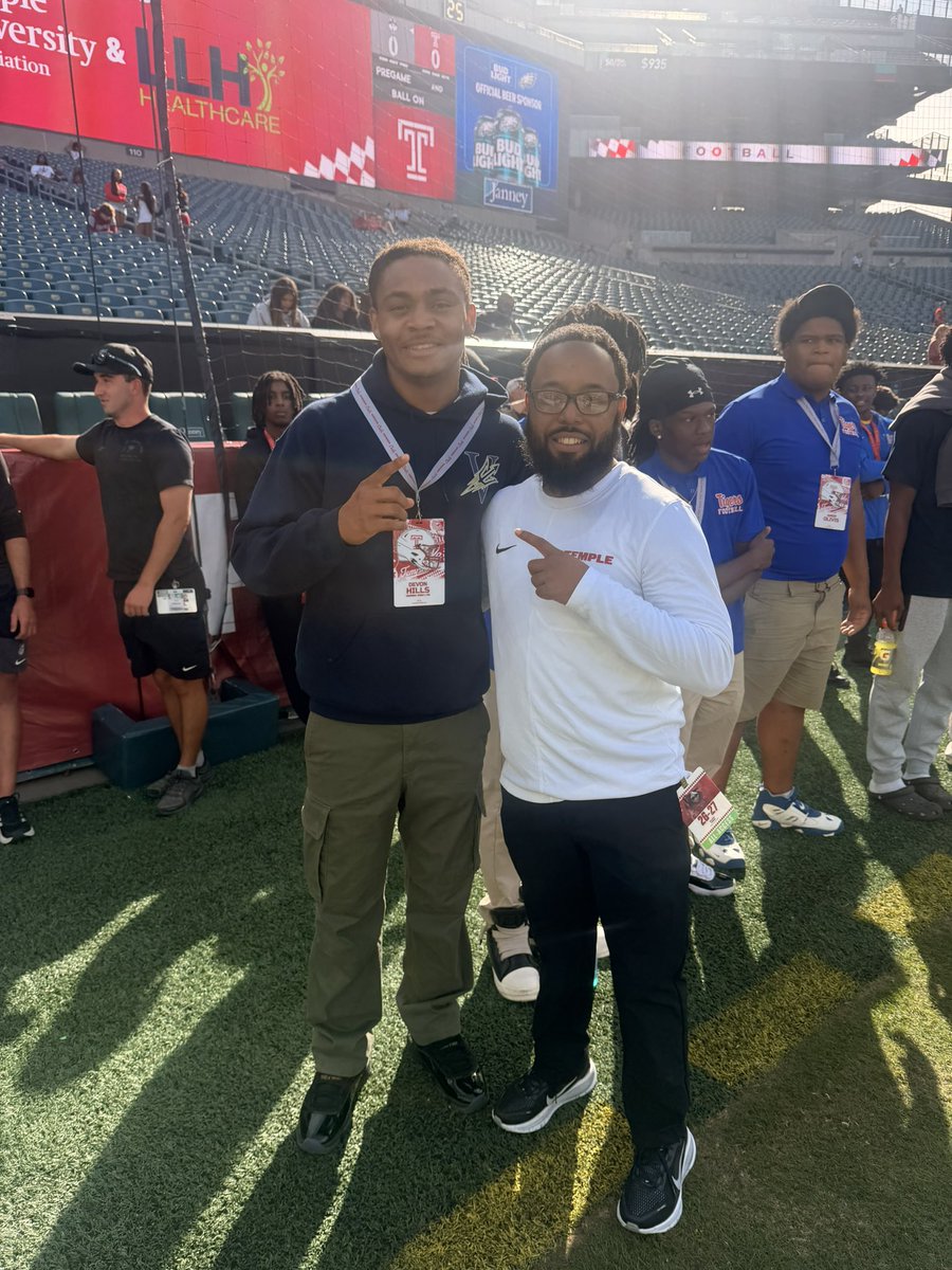 PrimeTimeJune's tweet photo. Grateful for the Temple University visit today 🦉���️ Thank you @CoachFourTUFF for the invite and @CoachAhmadTUFF for the warm welcome! Blessed for the opportunity to experience the program up close and build new connections 🙏🏽 #TempleMade #TUFF https://t.co/KCXSNRYeXs