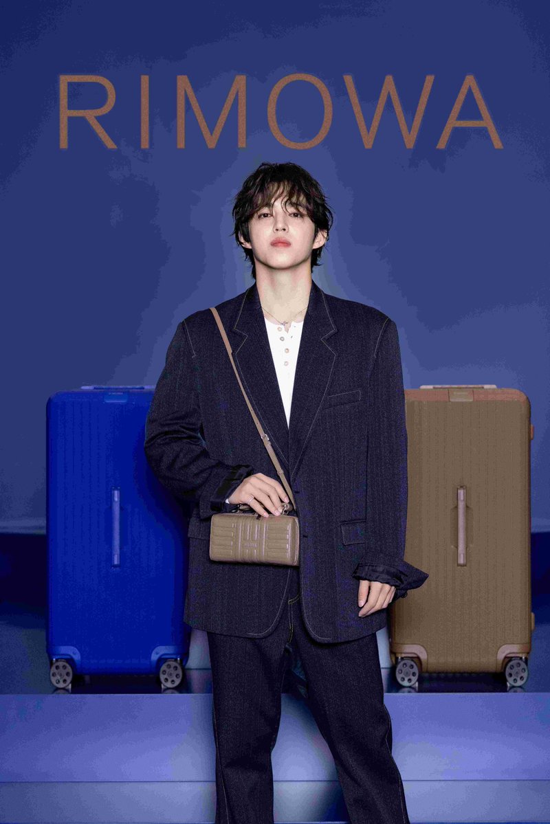 _24News_'s tweet photo. RIMOWA ฉลองการเปิดตัวคอลเลกชั่น Essential & Groove
ประจำฤดูกาลใหม่ ณ กรุงโซล ท่ามกลางค่ำคืนที่เต็มไปด้วยเหล่าคนดัง
#ppkritt #Scoups #anhhyoseop #shinyeeun
#RIMOWA #RIMOWAEssential #RIMOWAColours
โซล ประเทศเกาหลีใต้: RIMOWA เฉลิมฉลองการเปิดตัวคอลเลกชั่น Essential & Groove ประจำฤดูกาลใหม่ เมื่อวันพุธที่ 7 ตุลาคม โดยรวบรวมทั้ง Friends of the Brand เหล่าผู้มีความสามารถจากแวด��งศิลปะและวัฒนธรรม อินฟลูเอนเซอร์สายแฟชั่น และตัวแทนสื่อจากทั่วทั้งภูมิภาค ณ Layer Studio 41 ซึ่งตั้งอยู่ใจกลางย่าน Seongsu แหล่งรวมความคิดสร้างสรรค์ของกรุงโซล
แขกผู้เข้าร่วมงานได้สัมผัสคอลเลกชั่นใหม่ผ่านการนำเสนอในรูปแบบ Immersive Presentation ที่จัดแสดงกระเป���าเดินทางจากคอลเลกชั่น Essential ที่ผลิตจากโพลีคาร์บอเนต พร้อมกระเป๋าหนัง Groove และซอฟต์แอ็กเซสซอรี่ในเฉดสี Umber และ Ultramarine โดยนำเสนอท่ามกลางบรรยากาศที่มีความดิบและเรียบเท่ของพื้นที่โกดัง ซึ่งสะท้อนเอกลักษณ์ของสถานที่ได้อย่างลงตัว การนำเสนอในครั้งนี้ได้รับแรงบันดาลใจจากเรื่องราวของสีสันในประวัติศาสตร์ศิลปะ ถ่ายทอดผ่านสองเฉดสีอย่าง Umber สีน้ำตาลโทนอุ่นจากแร่ธรรมชาติที่ถูกใช้เป็นเม็ดสีในงานจิตรกรรมมาตั้งแต่ยุคแรก ๆ และ Ultramarine สีน้ำเงินสดในสัมผัสนุ่มลึกดุจกำมะหยี่ ซึ่งได้มาจากแร่ลาพิส ลาซูลี
ค่ำคืนที่ผ่านมามีแขกเข้าร่วมงานมากกว่า 200 คน รวมถึง เอสค��ปส์ จากวง SEVENTEEN พร้อม 2 นักแสดงสาวชาวเกาหลีใต้ ชินเยอึนและอันฮโยซอบ และพีพี กฤษฏ์ นักแสดงและนักร้องจากประเทศไทย
คอลเลกชั่น RIMOWA Essential & Groove Umber & Ultramarine เปิดตัวพร้อมกันทั่วโลกในวันพฤหัสบดีที่ 8 ตุลาคม และวางจำหน่ายที่ร้าน RIMOWA และทางออนไลน์ที่ https://t.co/4XoLdtCcXr พร้อมเวอร์ชั่นภาษาไทยที่เปิดให้บริการแล้ววันนี้ ในประเทศไทย
@RIMOWA