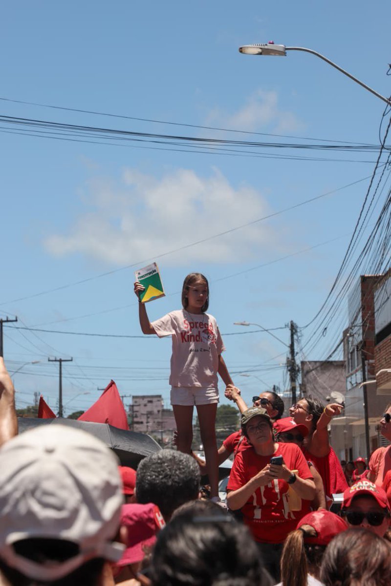 andres20ad's tweet photo. Entre los seguidores de Lula, una niña sostiene una Constitución; en cambio, entre los seguidores de Bolsonaro, un niño sostiene una pistola. La diferencia entre izquierda y derecha nunca fue tan clara: civilización o barbarie. https://t.co/fo5z1BNc7D