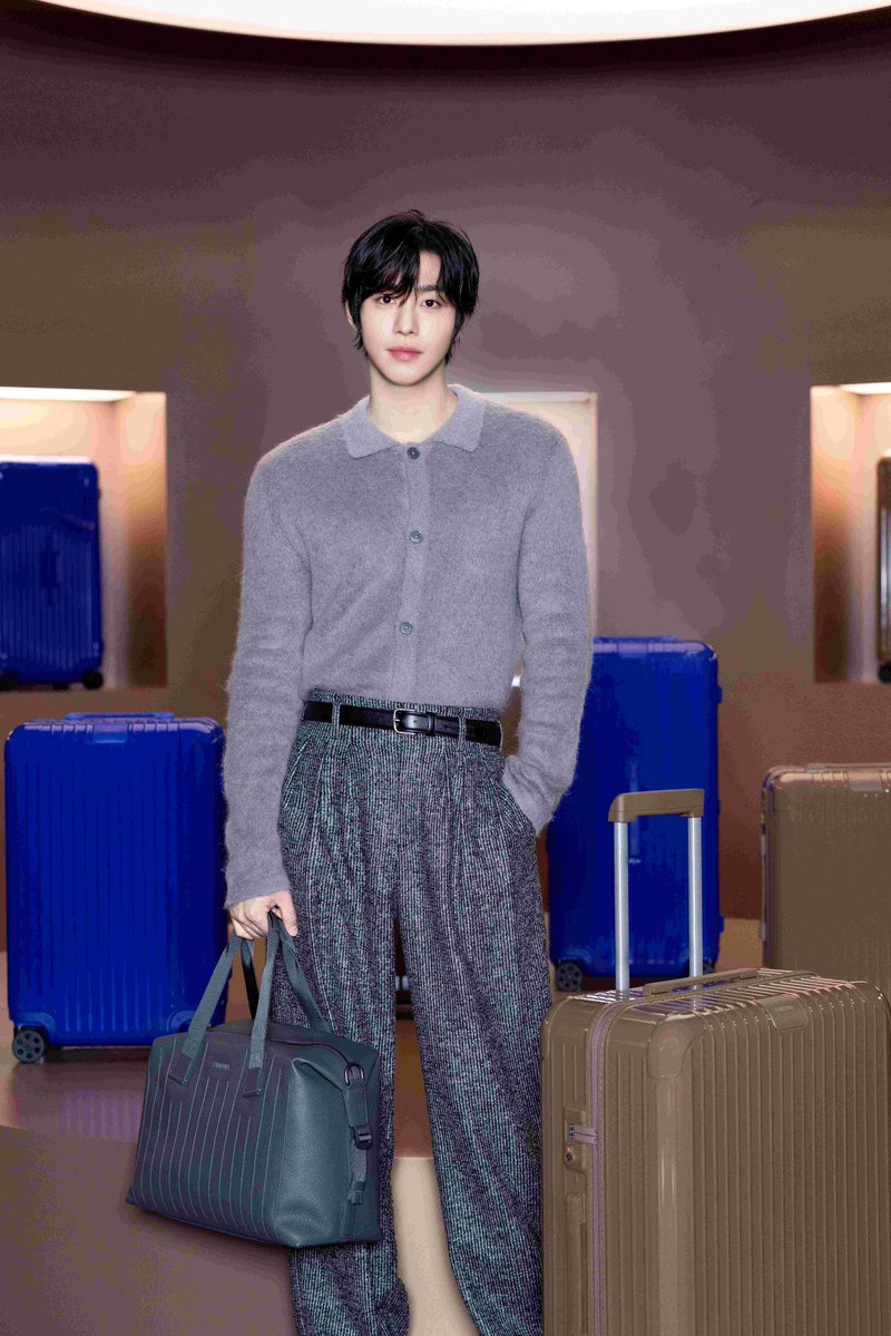 _24News_'s tweet photo. RIMOWA ฉลองการเปิดตัวคอลเลกชั่น Essential & Groove
ประจำฤดูกาลใหม่ ณ กรุงโซล ท่ามกลางค่ำคืนที่เต็มไปด้วยเหล่าคนดัง
#ppkritt #Scoups #anhhyoseop #shinyeeun
#RIMOWA #RIMOWAEssential #RIMOWAColours
โซล ประเทศเกาหลีใต้: RIMOWA เฉลิมฉลองการเปิดตัวคอลเลกชั่น Essential & Groove ประจำฤดูกาลใหม่ เมื่อวันพุธที่ 7 ตุลาคม โดยรวบรวมทั้ง Friends of the Brand เหล่าผู้มีความสามารถจากแวด��งศิลปะและวัฒนธรรม อินฟลูเอนเซอร์สายแฟชั่น และตัวแทนสื่อจากทั่วทั้งภูมิภาค ณ Layer Studio 41 ซึ่งตั้งอยู่ใจกลางย่าน Seongsu แหล่งรวมความคิดสร้างสรรค์ของกรุงโซล
แขกผู้เข้าร่วมงานได้สัมผัสคอลเลกชั่นใหม่ผ่านการนำเสนอในรูปแบบ Immersive Presentation ที่จัดแสดงกระเป���าเดินทางจากคอลเลกชั่น Essential ที่ผลิตจากโพลีคาร์บอเนต พร้อมกระเป๋าหนัง Groove และซอฟต์แอ็กเซสซอรี่ในเฉดสี Umber และ Ultramarine โดยนำเสนอท่ามกลางบรรยากาศที่มีความดิบและเรียบเท่ของพื้นที่โกดัง ซึ่งสะท้อนเอกลักษณ์ของสถานที่ได้อย่างลงตัว การนำเสนอในครั้งนี้ได้รับแรงบันดาลใจจากเรื่องราวของสีสันในประวัติศาสตร์ศิลปะ ถ่ายทอดผ่านสองเฉดสีอย่าง Umber สีน้ำตาลโทนอุ่นจากแร่ธรรมชาติที่ถูกใช้เป็นเม็ดสีในงานจิตรกรรมมาตั้งแต่ยุคแรก ๆ และ Ultramarine สีน้ำเงินสดในสัมผัสนุ่มลึกดุจกำมะหยี่ ซึ่งได้มาจากแร่ลาพิส ลาซูลี
ค่ำคืนที่ผ่านมามีแขกเข้าร่วมงานมากกว่า 200 คน รวมถึง เอสค��ปส์ จากวง SEVENTEEN พร้อม 2 นักแสดงสาวชาวเกาหลีใต้ ชินเยอึนและอันฮโยซอบ และพีพี กฤษฏ์ นักแสดงและนักร้องจากประเทศไทย
คอลเลกชั่น RIMOWA Essential & Groove Umber & Ultramarine เปิดตัวพร้อมกันทั่วโลกในวันพฤหัสบดีที่ 8 ตุลาคม และวางจำหน่ายที่ร้าน RIMOWA และทางออนไลน์ที่ https://t.co/4XoLdtCcXr พร้อมเวอร์ชั่นภาษาไทยที่เปิดให้บริการแล้ววันนี้ ในประเทศไทย
@RIMOWA