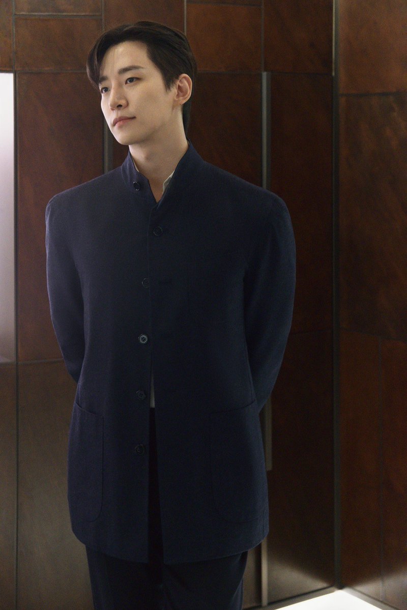 le2jh_vicky's tweet photo. 261009 Lee Jun Ho Explores Berluti’s Bespoke Craft in Paris / SIGNÉ MAGAZINE

https://t.co/YHa3FlWFvv

#이준호 #LEEJUNHO
#BERLUTI #벨루티
#BespokeCampaign
-
○ Berluti’s Paris chapter with Lee Jun Ho follows a bespoke commission through measurement, first fittings and the arrival of a finished Forestière suit and ankle boots.
○ Two crafts, one conversation
○ From fitting to finished piece