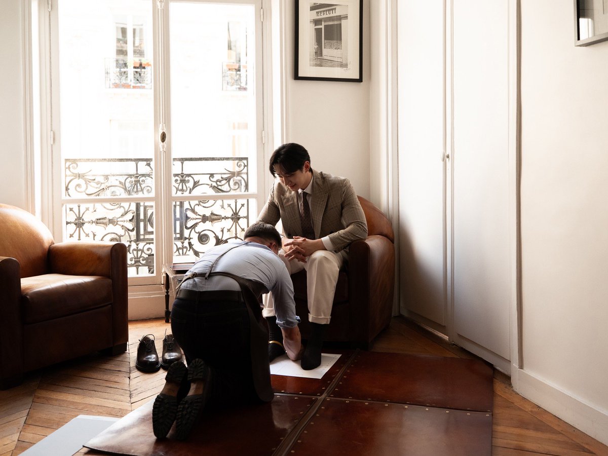 le2jh_vicky's tweet photo. 261009 Lee Jun Ho Explores Berluti’s Bespoke Craft in Paris / SIGNÉ MAGAZINE

https://t.co/YHa3FlWFvv

#이준호 #LEEJUNHO
#BERLUTI #벨루티
#BespokeCampaign
-
○ Berluti’s Paris chapter with Lee Jun Ho follows a bespoke commission through measurement, first fittings and the arrival of a finished Forestière suit and ankle boots.
○ Two crafts, one conversation
○ From fitting to finished piece