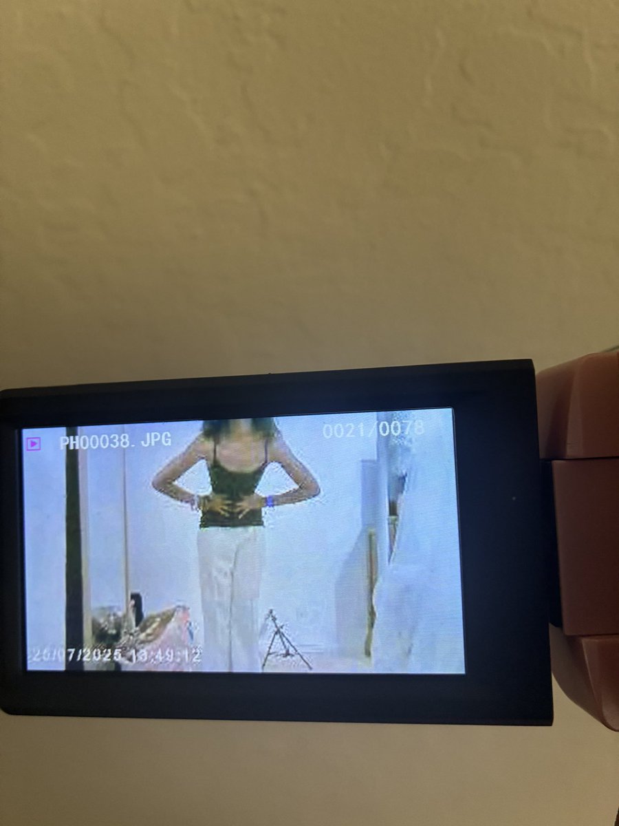 soonillbehappy1's tweet photo. I used to be beautiful!!! But I kept thinking I was skinny and would NEVER gain weight NOW LOOK AT ME!!! I'm hideous and fat!!! My scale is lying to me!! I'm not maintaining the high 90s I BET im back in the 100s!!!!! https://t.co/2WGdHGiseV