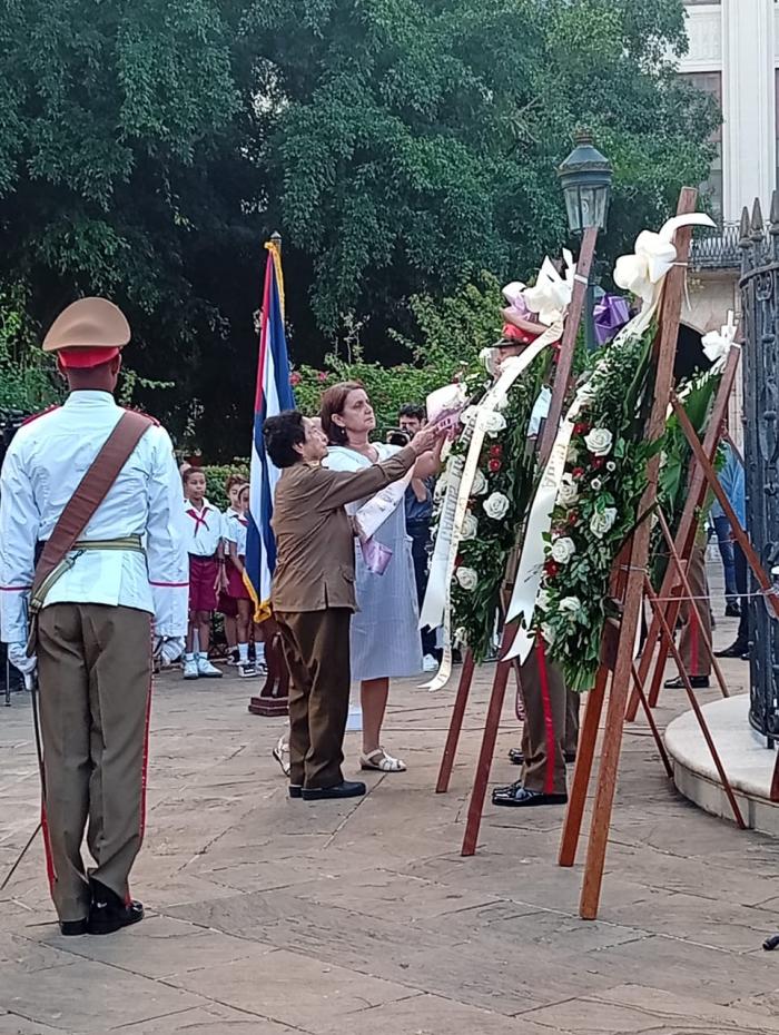 Granma_Digital's tweet photo. 💓💐ǀ Presidió el Primer Secretario del Comité Central del Partido Comunista de Cuba y Presidente de la República, Miguel Díaz-Canel Bermúdez las ofrendas florales al Padre de la Patria🇨🇺, en la Plaza de Armas
🔗https://t.co/sesyRJkD1c https://t.co/1hgLSIUkee