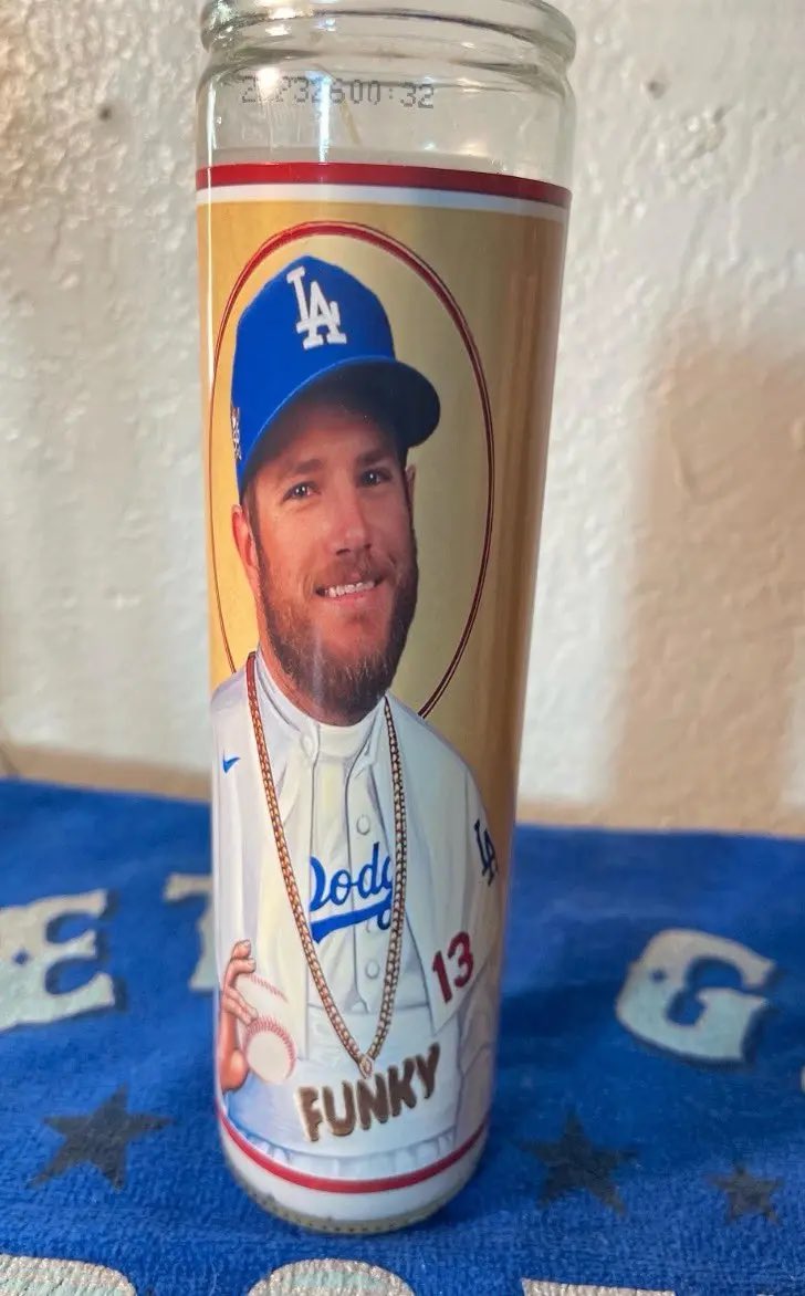 casmood's tweet photo. Le basta a #MaxMuncy con prender su veladora para sentirse seguro en el Hotel Pfister 👻 https://t.co/0VK0c8sazG