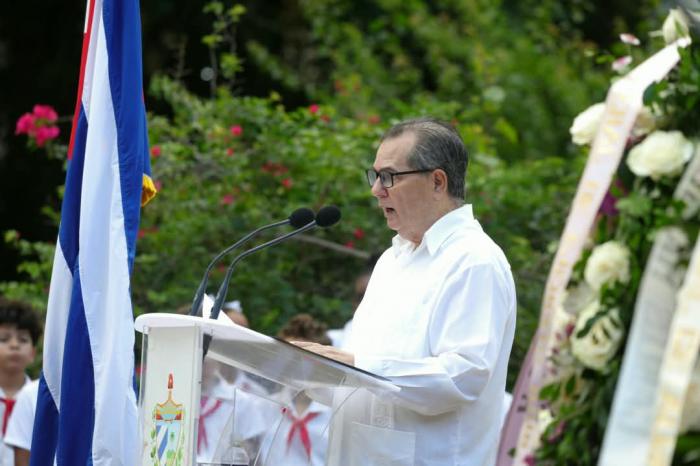 Granma_Digital's tweet photo. 💓💐ǀ Presidió el Primer Secretario del Comité Central del Partido Comunista de Cuba y Presidente de la República, Miguel Díaz-Canel Bermúdez las ofrendas florales al Padre de la Patria🇨🇺, en la Plaza de Armas
🔗https://t.co/sesyRJkD1c https://t.co/1hgLSIUkee