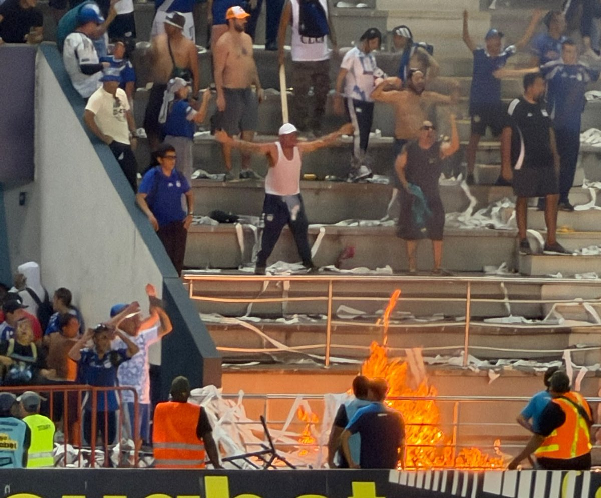 StudioFutbol's tweet photo. ⚽🔥❌ ¡TERRIBLE MOMENTO!

Hinchas de Emelec perdieron la paciencia y el control. Tras la remontada transitoria 3-2 de Guayaquil City a los azules, al minuto 90 algunos fanáticos azules prendieron fuego a los papeles y la policía tuvo que intervenir para calmar la situación.

Minutos antes la. Policía ya tuvo encontrón con gas lacrimógeno pues hinchas intentaron hacer relajo incluso con las vallas publicitarias.