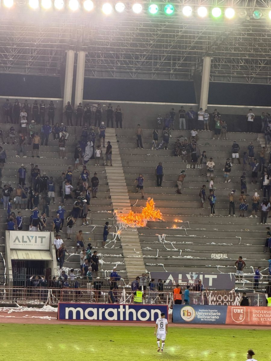 StudioFutbol's tweet photo. ⚽🔥❌ ¡TERRIBLE MOMENTO!

Hinchas de Emelec perdieron la paciencia y el control. Tras la remontada transitoria 3-2 de Guayaquil City a los azules, al minuto 90 algunos fanáticos azules prendieron fuego a los papeles y la policía tuvo que intervenir para calmar la situación.

Minutos antes la. Policía ya tuvo encontrón con gas lacrimógeno pues hinchas intentaron hacer relajo incluso con las vallas publicitarias.