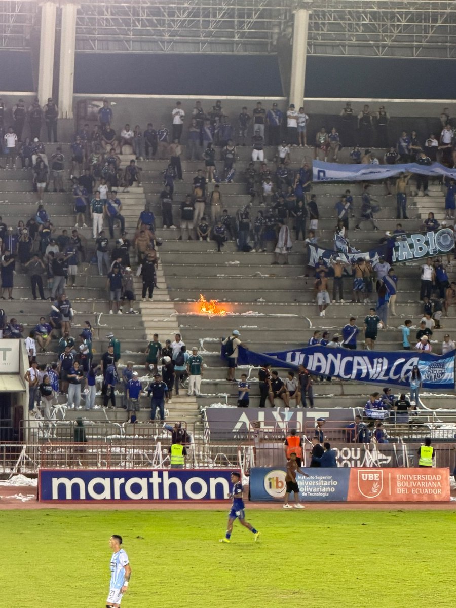 StudioFutbol's tweet photo. ⚽🔥❌ ¡TERRIBLE MOMENTO!

Hinchas de Emelec perdieron la paciencia y el control. Tras la remontada transitoria 3-2 de Guayaquil City a los azules, al minuto 90 algunos fanáticos azules prendieron fuego a los papeles y la policía tuvo que intervenir para calmar la situación.

Minutos antes la. Policía ya tuvo encontrón con gas lacrimógeno pues hinchas intentaron hacer relajo incluso con las vallas publicitarias.