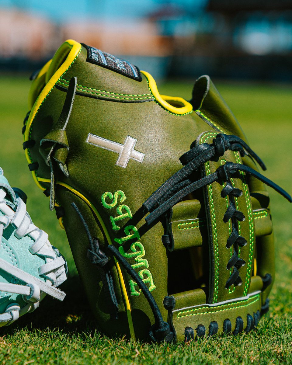 RawlingsSports's tweet photo. New fonts, new logos, so many new design opportunities. Just in time for the holidays!
Order yours now on https://t.co/oPKQeBMKQR!
#TeamRawlings https://t.co/4MtyNMRHC4