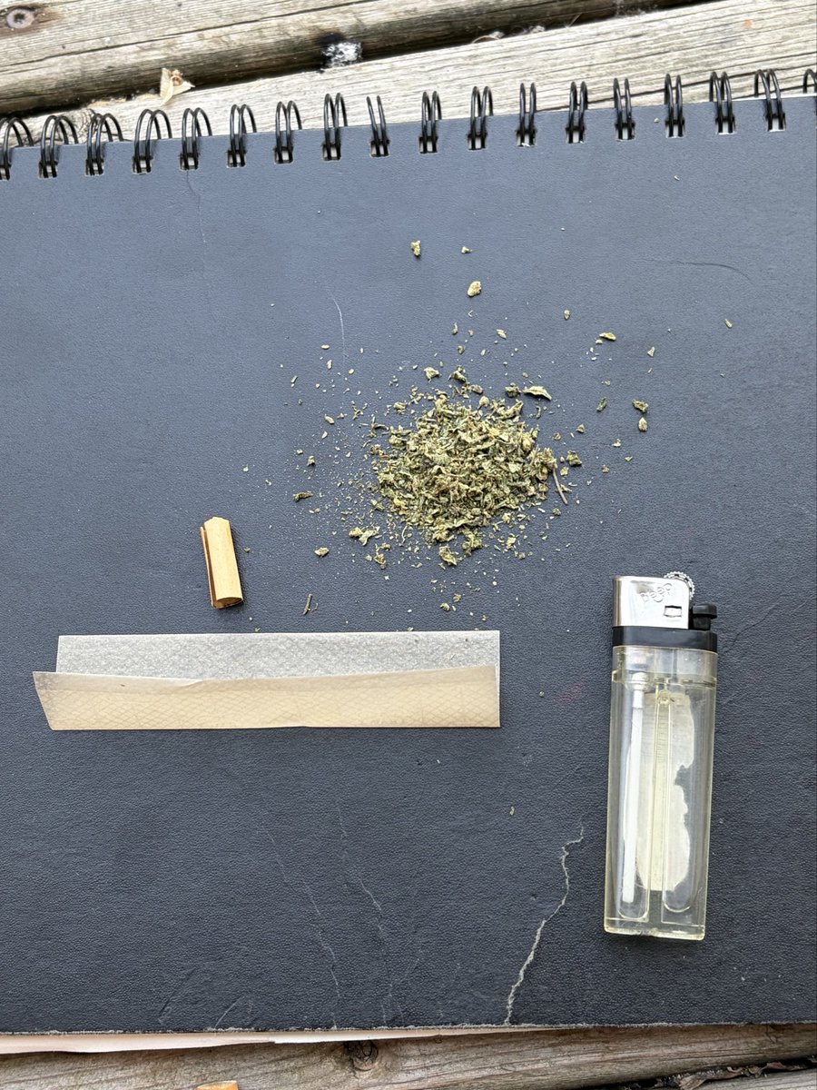 ScarredStarzz's tweet photo. Went outside to have a cigarette ended up rolling a joint https://t.co/8HAKiQ5zQt