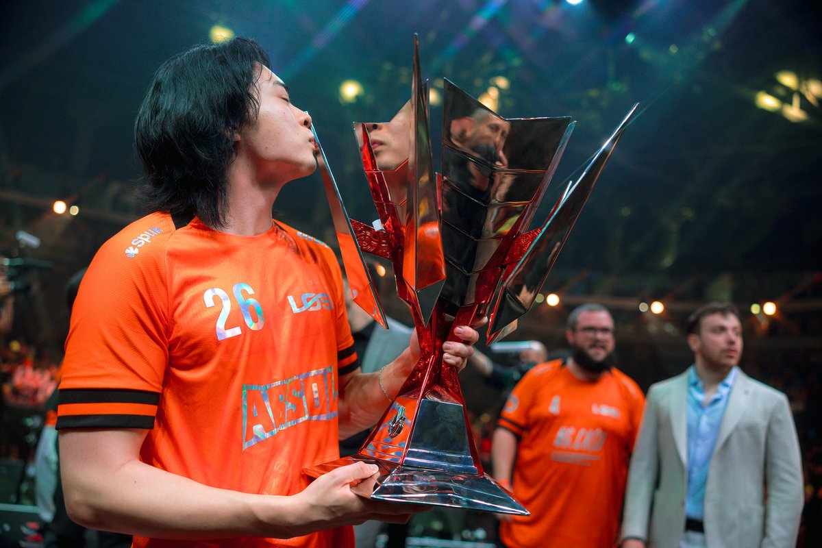 Zestlol03's tweet photo. Fiquei tão feliz que cheguei a chorar🏆

Quero agradecer a todos os meus companheiros de equipe, coaches e fãs que estiveram comigo durante esse ano inteiro. Amo muito vocês, de verdade🧡 https://t.co/grsJaCfqkg