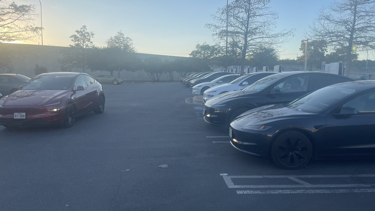Daryl_Imfezi's tweet photo. Found 17 Robotaxi’s and 3 Cybercabs charging, cleaning …. chatted to the lovely young lady, doing the plugging in and cleaning, she said a whole bunch just came in!! https://t.co/eUbF4Rh6z4