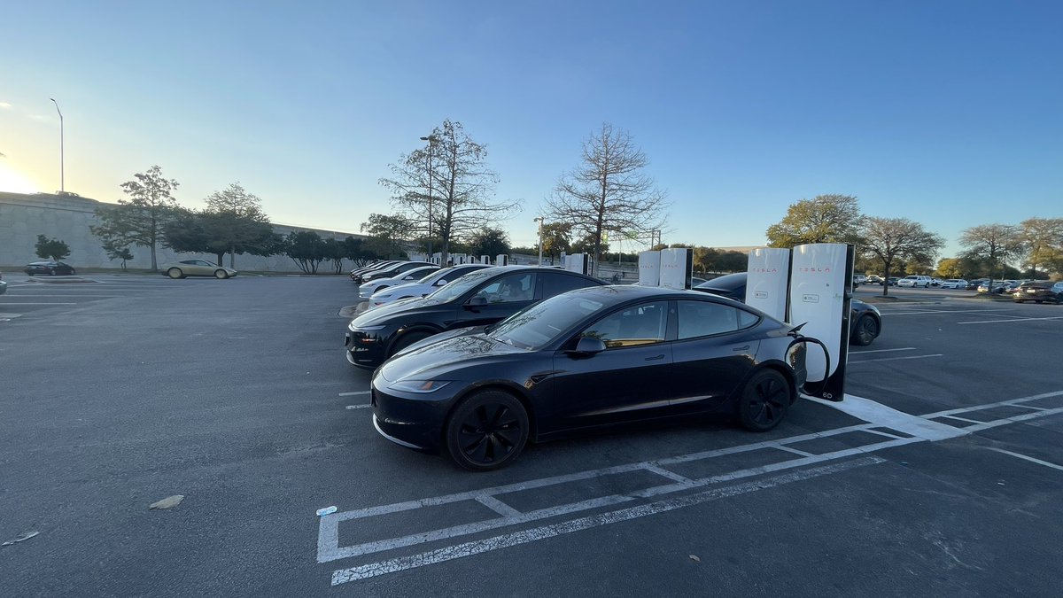 Daryl_Imfezi's tweet photo. Found 17 Robotaxi’s and 3 Cybercabs charging, cleaning …. chatted to the lovely young lady, doing the plugging in and cleaning, she said a whole bunch just came in!! https://t.co/eUbF4Rh6z4