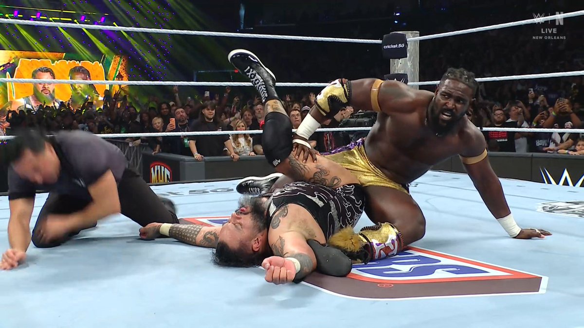 Total_CatchYT's tweet photo. 🚨 Oba Femi bat Bronson Reed !

Match très sympa avant l'arrivée de The Vision.

Qu'on en finisse avec eux svp. #MITB https://t.co/Y1IIP2VhE1