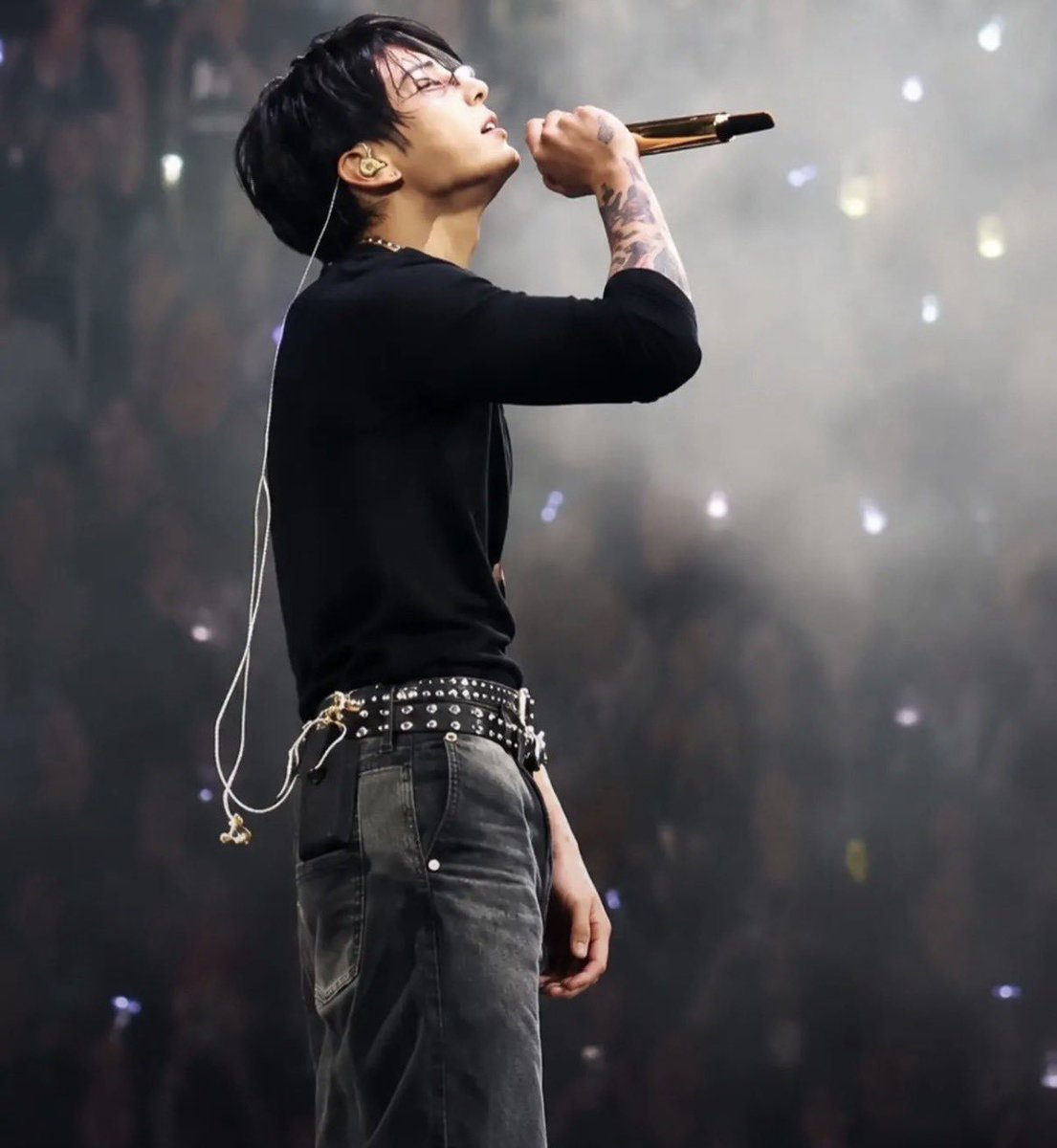jnfication's tweet photo. Lo mucho que cambió Jungkook en un mes! QUE LE ESTAN DANDO DE COMER? https://t.co/ldF6h6b4RX