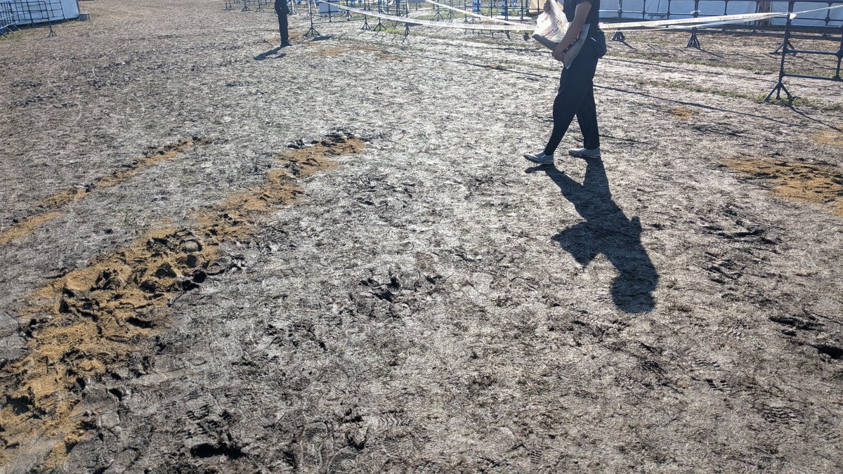 VirtualSoil's tweet photo. 真砂土を入れてくださっています。まだ足りませんが。とにかく足元に気を付け。走らないこと。 https://t.co/lNzVP9ruo3