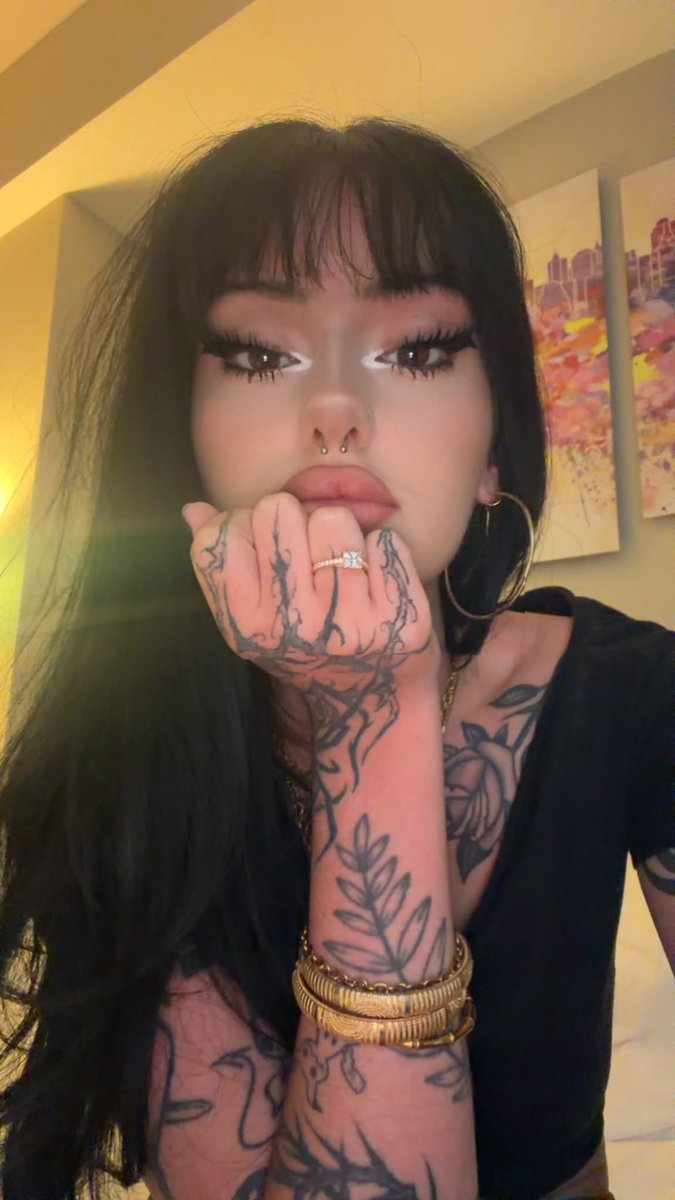 margauxxprivee's tweet photo. soyez honnêtes avec moi, je suis comment? https://t.co/o8nMcRs8Hf