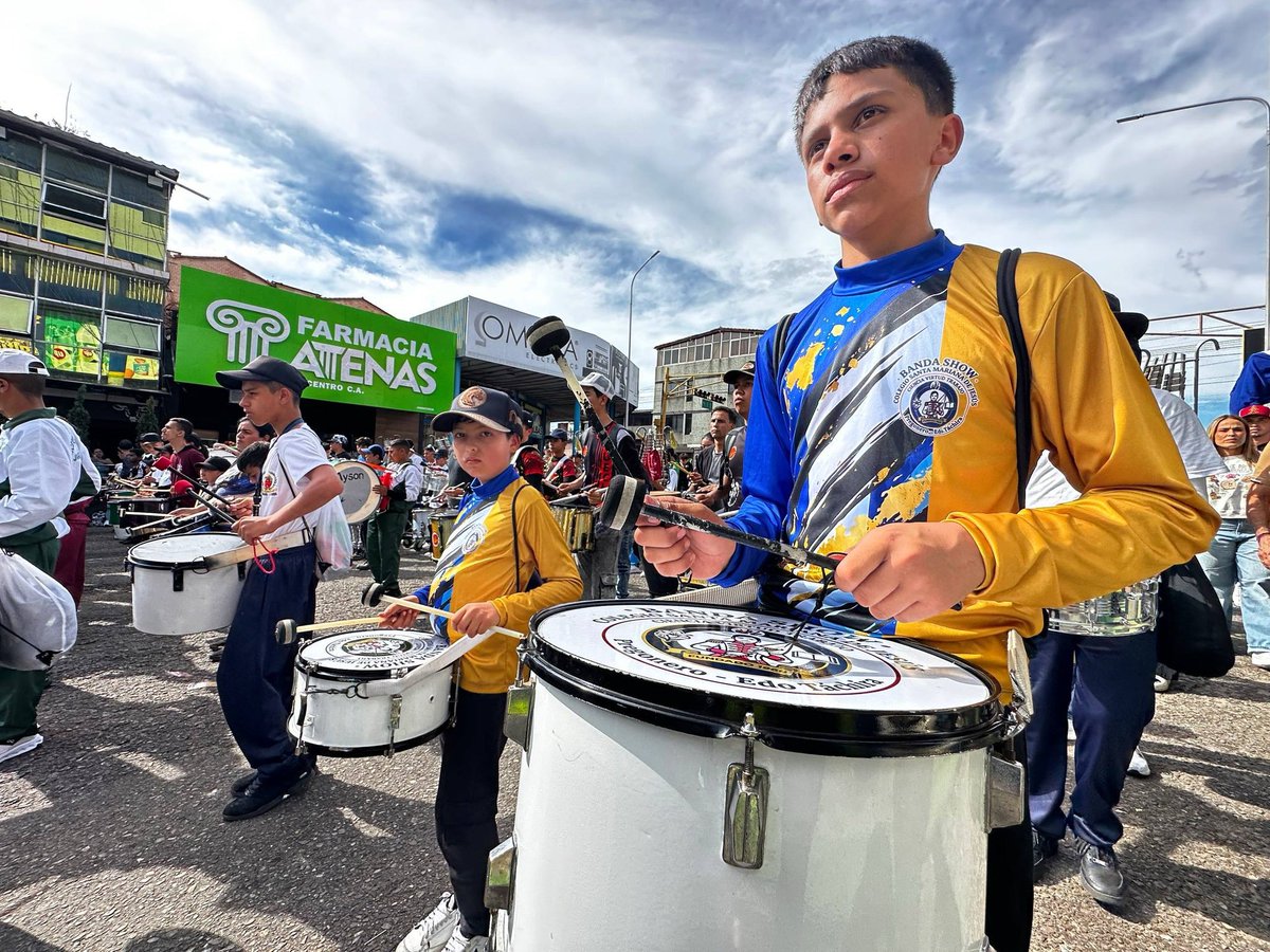 freddybernal_ve's tweet photo. ¡#Táchira dice presente en el Récord Guinness 2026! Vivimos en la 5.ª Avenida de San Cristóbal el ensayo general de nuestras bandas show. Admirable organización, disciplina y pasión para alcanzar el título de la banda en marcha más grande del país. ¡Vamos con todo! https://t.co/3pwikmlwdf