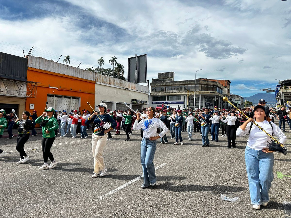 freddybernal_ve's tweet photo. ¡#Táchira dice presente en el Récord Guinness 2026! Vivimos en la 5.ª Avenida de San Cristóbal el ensayo general de nuestras bandas show. Admirable organización, disciplina y pasión para alcanzar el título de la banda en marcha más grande del país. ¡Vamos con todo! https://t.co/3pwikmlwdf