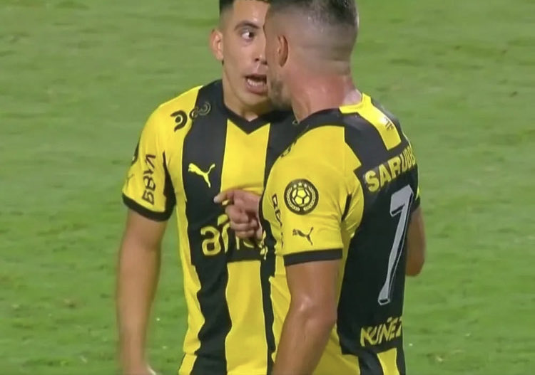 Juanchistaaa's tweet photo. 2 años hace que paso esto, algunos lo putearon a leo por increparlo de esa manera.
El gol de maracana nos costó caro. https://t.co/fhQdsFNzVx