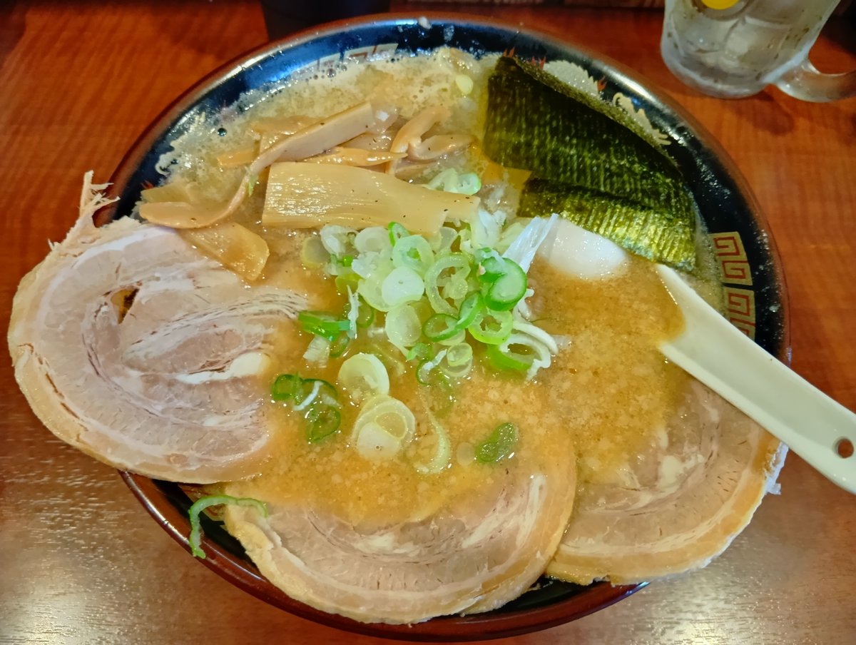 hr18com's tweet photo. 最近行ったお店♪
ぼすや（東大宮）
上野東京ラインでプチ遠征💺食べログで行く店を選定しこちらへ👉
特製味噌ラーメンにしました🍜背油量は選択できるので多めを🫴
背油チャッチャ感あってなかなかのコッテリさで良きでした😋
食後はハドフに行ったり車両センターを見に行ったり🚶‍♂️ https://t.co/WcOlkxJqJY