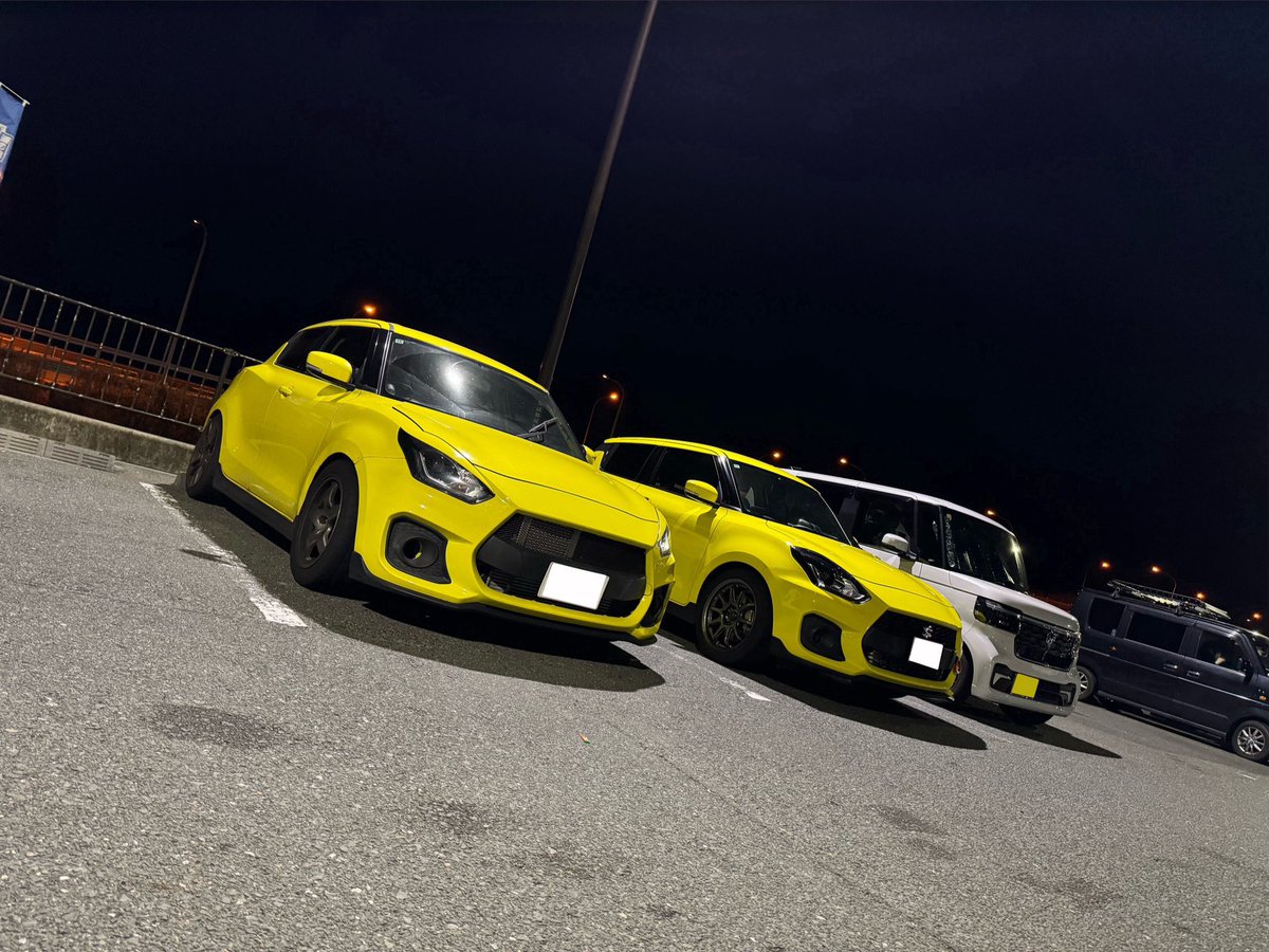 Rs13ncp's tweet photo. 昨晩は道の駅 潮見坂で闇取引。
譲って頂いたフロントグリルしっかり活用させて頂きます😊
初めて自分のスイスポ以外のスイスポ乗せてもらったけどあの動きの違いはなんなんだろう🤔 https://t.co/JyL9E6PxNN