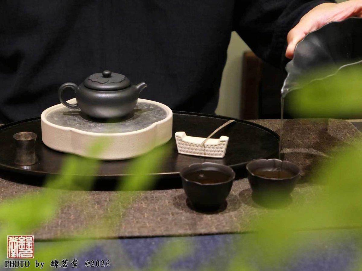 DongS96859's tweet photo. 🍵 早安
………………
【壺】2026 唐風-浣花二式
/趙莊大紅袍
/子午火黑鐵朱
/黃萍.110ml

【茶】 2026春 炭焙黃金桂

#紫砂壺
#朱泥壺
#子午火
#黑鐵朱
#鶯歌陶瓷老街 
#緣茗堂
#陶禮陶坊 https://t.co/Zbp2wzRPGt