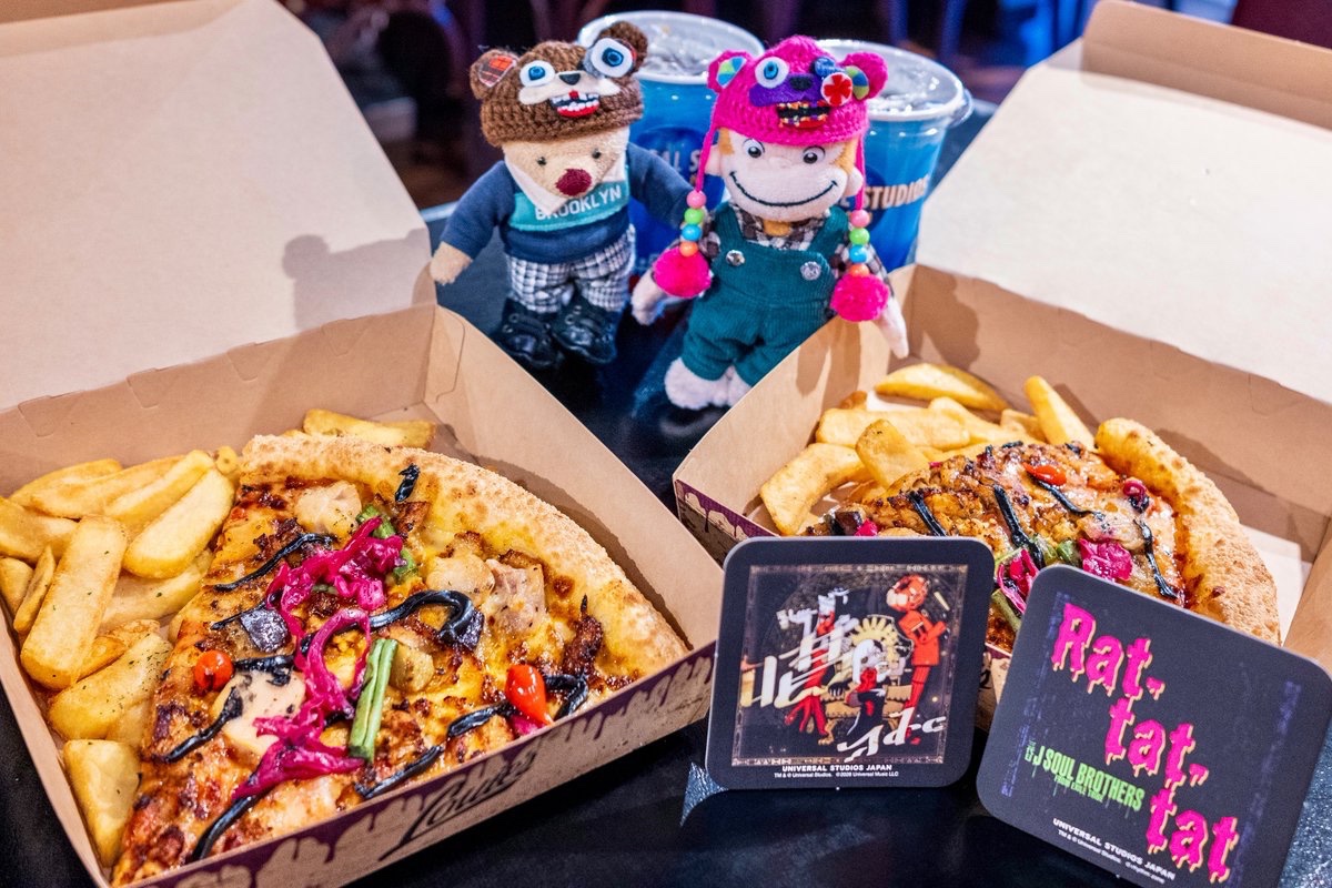 panapana124's tweet photo. ハロウィンのハンバーガーも美味しいけど、わたしはこっちのピザ派かも🤭🍕
また食べたくなってリピしちゃいました💖

❤︎Caution！ ケイジャンチキン・ピッツァ ホラー・ナイト15周年コースターセット
📍ルイズ N.Y. ピザパーラー
#USJファン #USJフード #ぱんなのユニ飯 https://t.co/EOOLzjZRLW