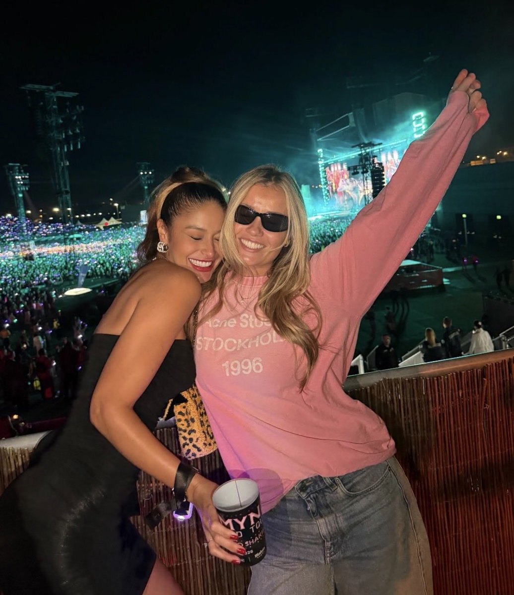 BarcaUniversal's tweet photo. Raphinha’s wife enjoying a concert with Frenkie de Jong’s wife. ❤️ https://t.co/xP9pJEuPaA