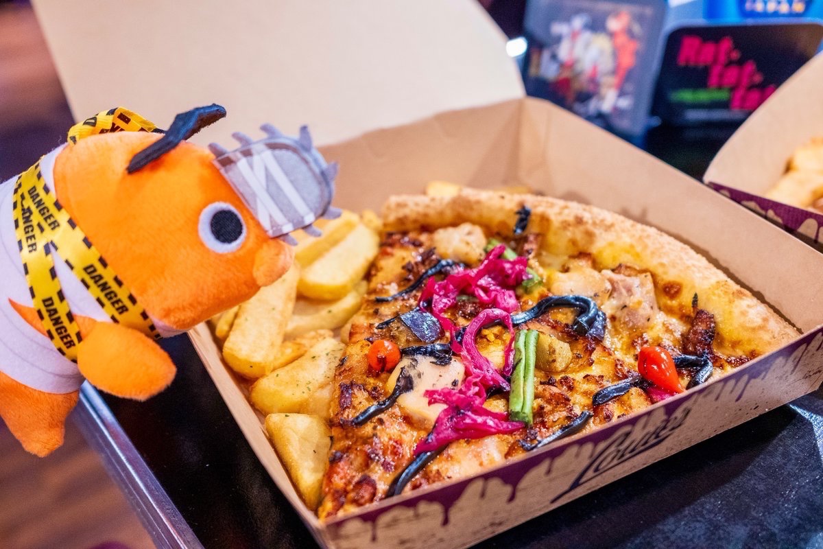 panapana124's tweet photo. ポチタも食べたいって😂🍕

❤︎Caution！ ケイジャンチキン・ピッツァ ホラー・ナイト15周年コースターセット
📍ルイズ N.Y. ピザパーラー
#USJファン #USJフード #ぱんなのユニ飯 https://t.co/Q00OwBv1ms