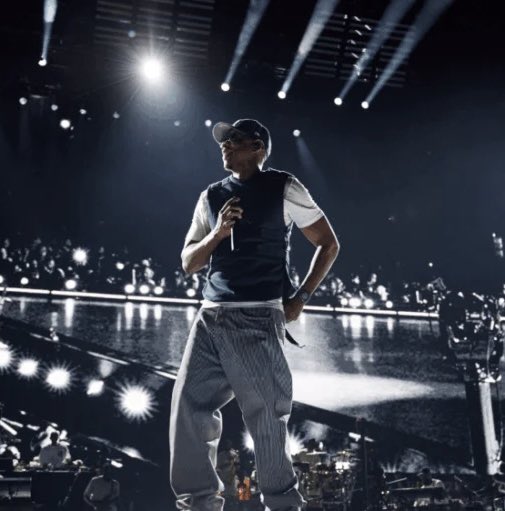 JacobB198's tweet photo. JAŸ-Z joins The Weekend, his wife Beyoncé, Kendrick Lamar, SZA, YE, Chris Brown &amp; Usher as the only Black artists in HISTORY to gross over $10 million from a single concert. 🏟️ 🔥

via (@touringdata) https://t.co/AYvgtgNvUn