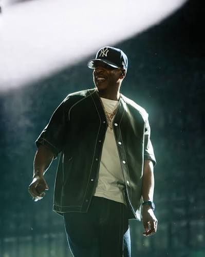 JacobB198's tweet photo. JAŸ-Z joins The Weekend, his wife Beyoncé, Kendrick Lamar, SZA, YE, Chris Brown &amp; Usher as the only Black artists in HISTORY to gross over $10 million from a single concert. 🏟️ 🔥

via (@touringdata) https://t.co/AYvgtgNvUn