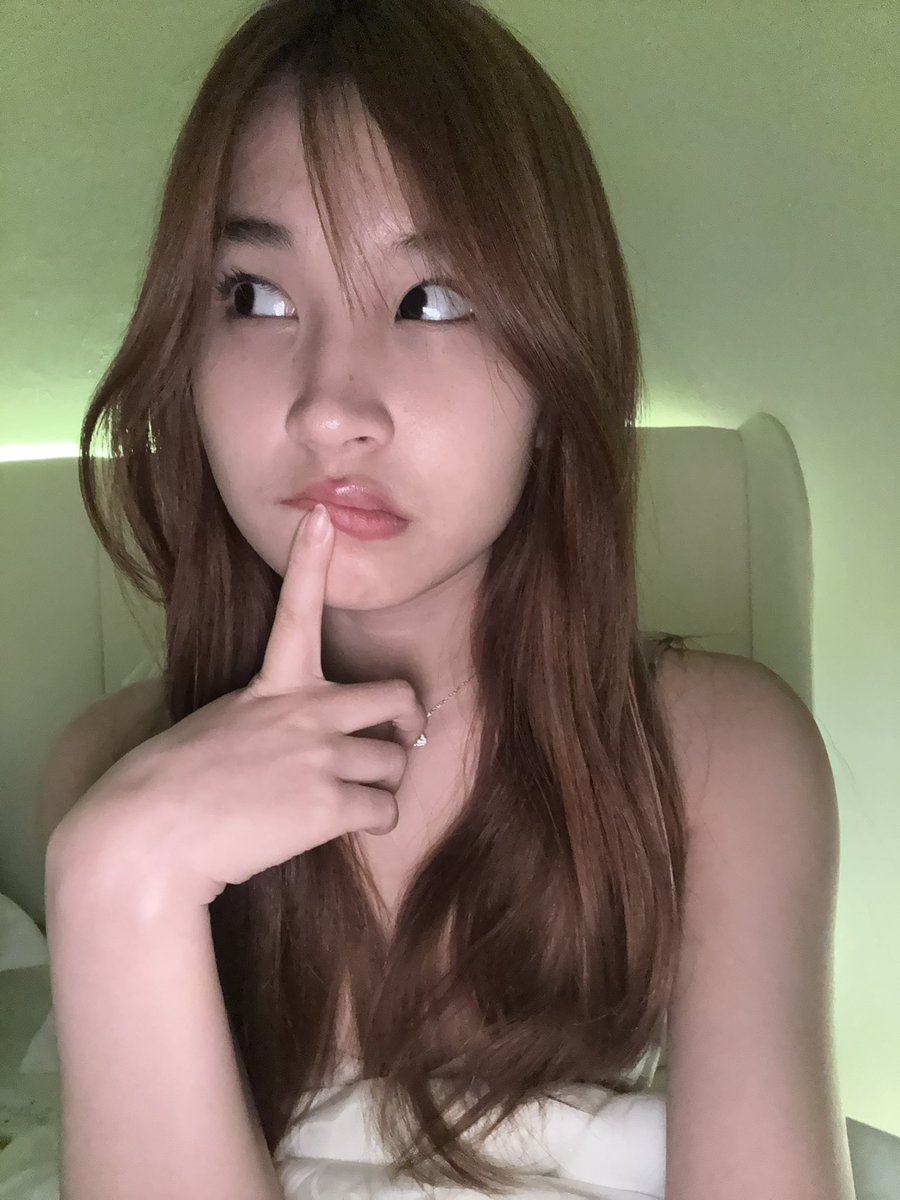 fale_rin's tweet photo. touching my lips for the 999999x https://t.co/U1QAaaXqnQ