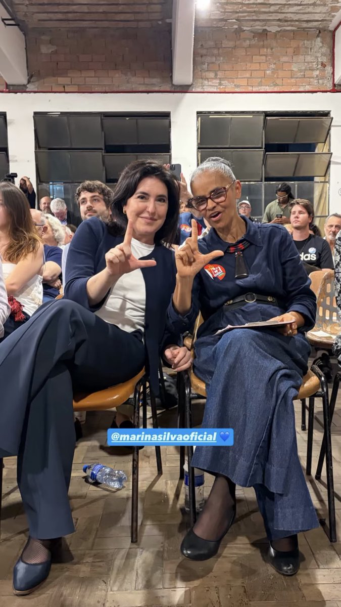 Ditebett's tweet photo. Simone e Marina fazendo o L https://t.co/Y4SYnn4anS