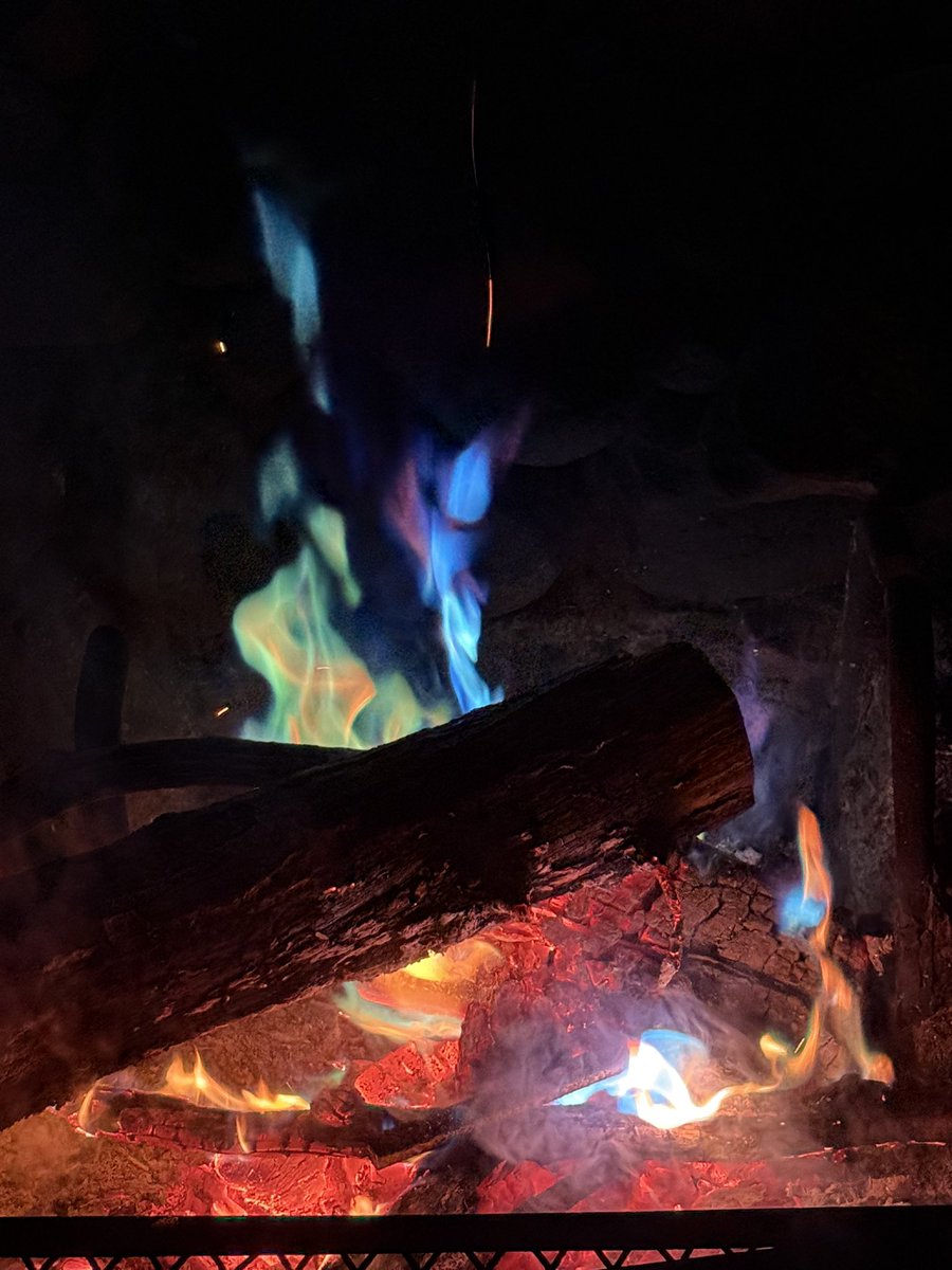 ArijahPM's tweet photo. What a perfect night for a blue, green, orange-ish and yellow-ish campfire.!
#Campfire #ColorfulFire #FirePit #FirePlace #Fire #PerfectNight https://t.co/dPEMh28mHY