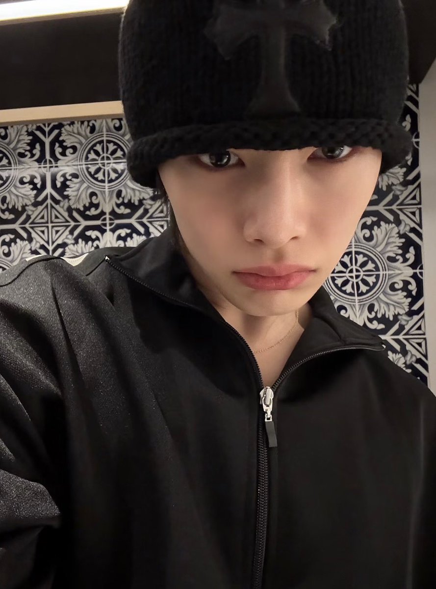 collisionlk's tweet photo. if jeongin doesn’t pout he Will explode https://t.co/IviNkQgFGL