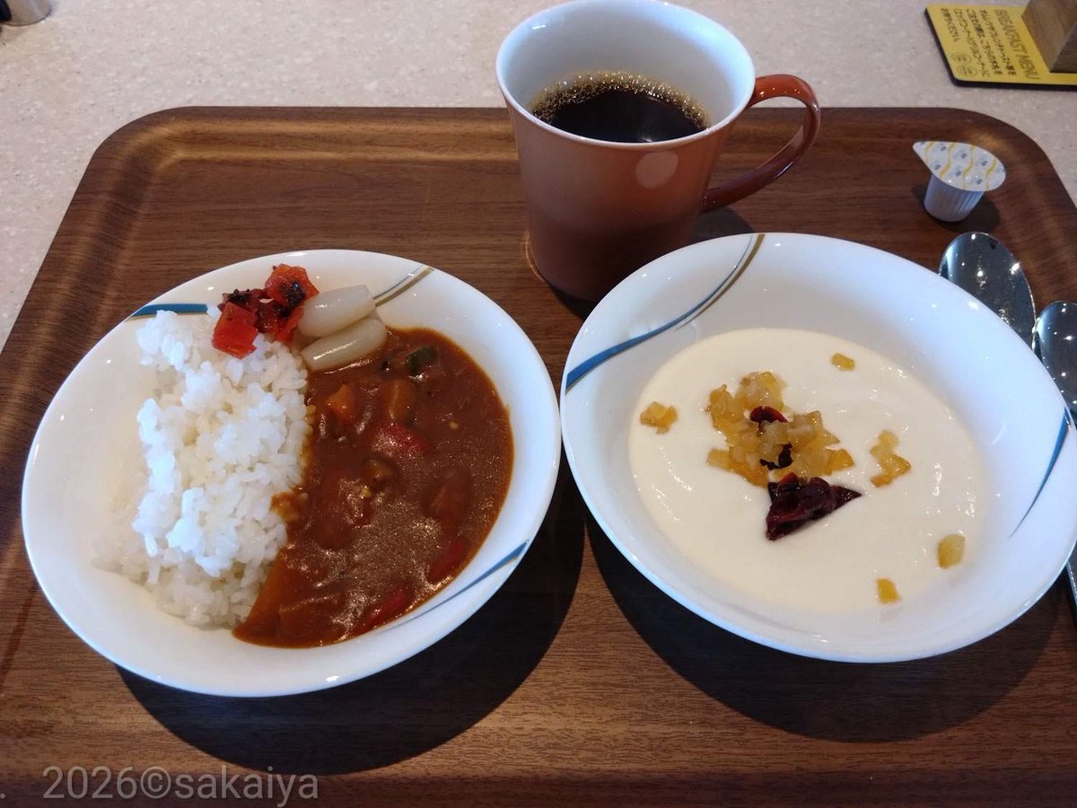 sakaiya's tweet photo. プロムナードデッキで入港を見届けた後、リドに来ました。船に乗るとなぜか朝カレーを食べたくなります。
#飛鳥II #初夏の週末高知クルーズ https://t.co/CFweDBX3IZ
