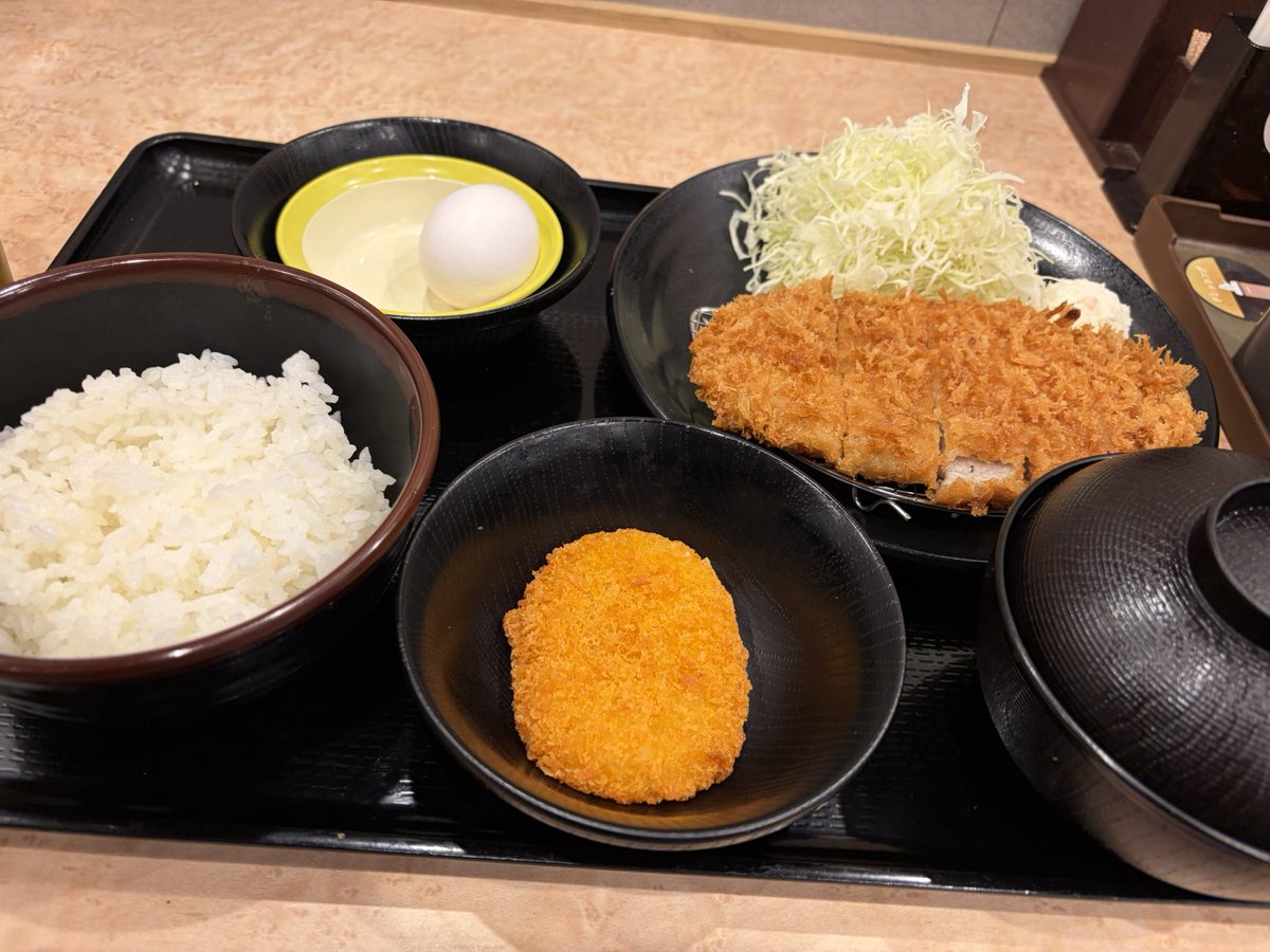 poemshizuku's tweet photo. 左が650円で米も食い放題なのに右が700円超えるのおかしいだろ https://t.co/TJcybhqrAo
