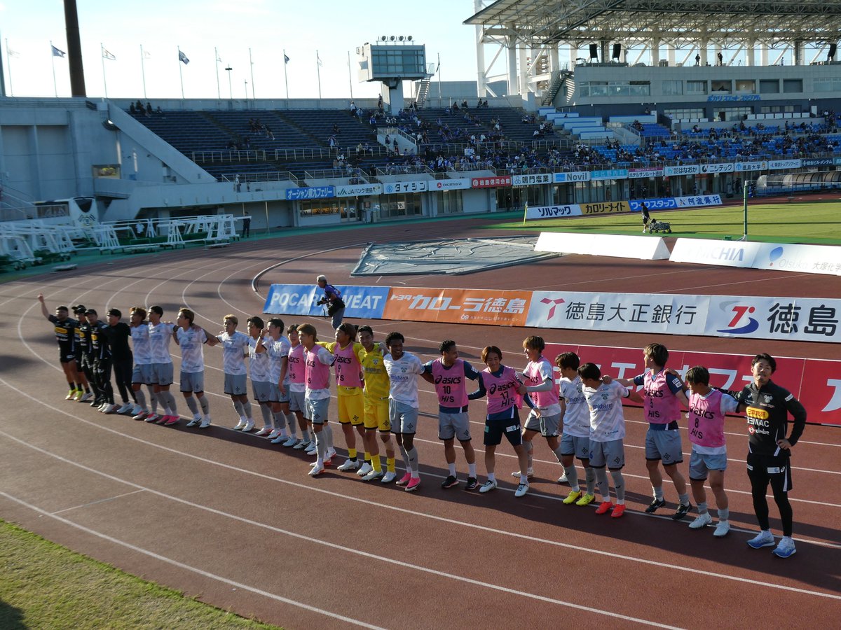 MussanJ's tweet photo. 試合終了ホイッスルがこれほど嬉しい試合になるとは😭
チームの笑顔がサポーターに感動と誇りを与えてくれました！
アウェイ連勝はデカい🎉
 #FC今治
 #FC今治アウェイ部 https://t.co/IOPjGQ54k5