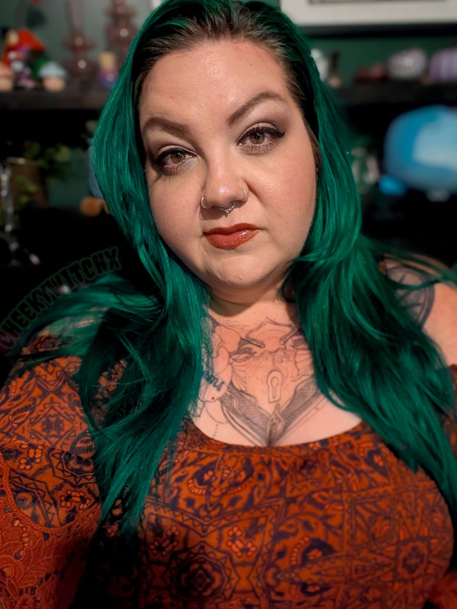 cheekyincontrol's tweet photo. Finally got to do my makeup 🖤 https://t.co/ukKO40CF4S